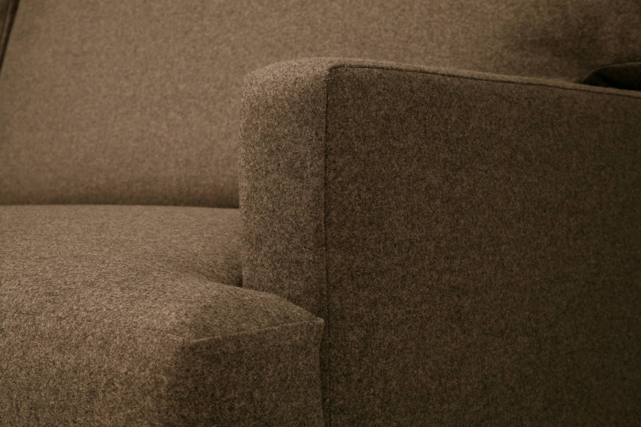 Sofa, handgefertigt in Chicago in jeder Größe mit Messingfüßen, ohne Stoff, Preis ohne Stoff im Angebot 1