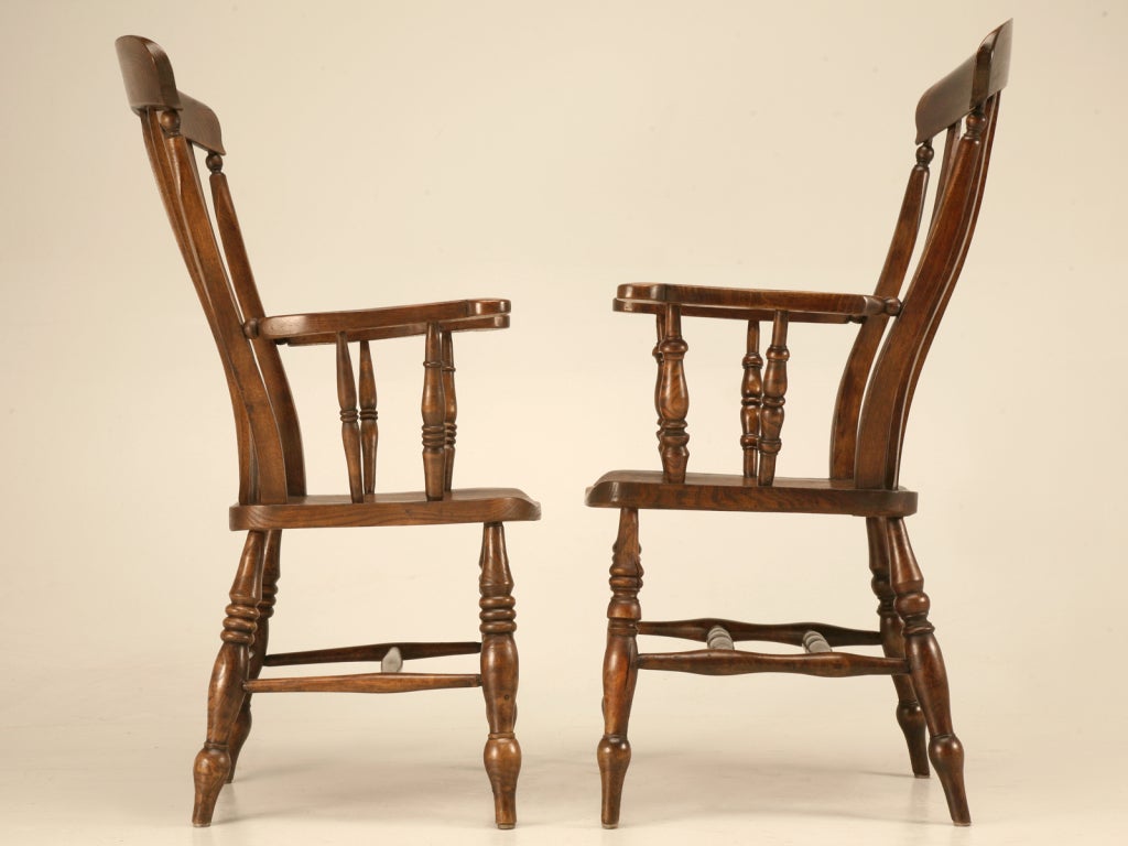 Magnificent Pair of Antique Comb-Back Windsor Arm Chairs In Good Condition In Chicago, IL