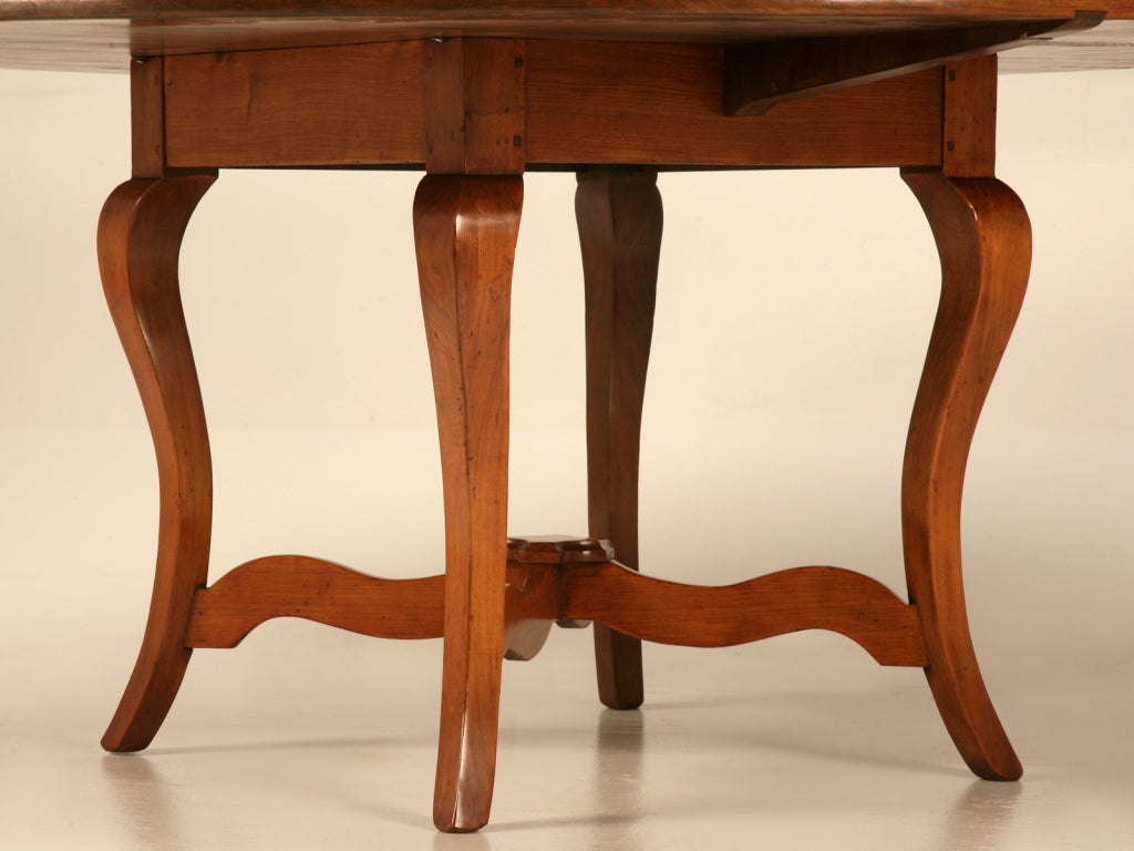 Vintage English Handcrafted Solid Cherry Round Dining Table In Good Condition In Chicago, IL