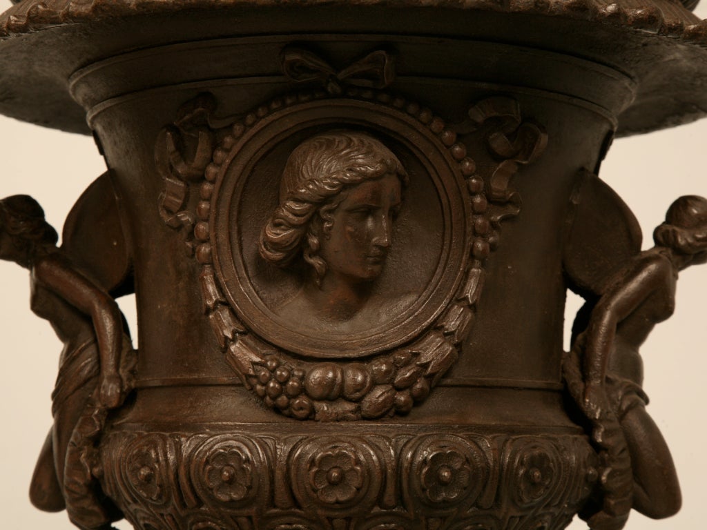Par de Urnas de Doncellas Aladas de Hierro Italianas Encajadas como Lámparas de Mesa Muy Bien Hechas en Bueno estado para la venta en Chicago, IL