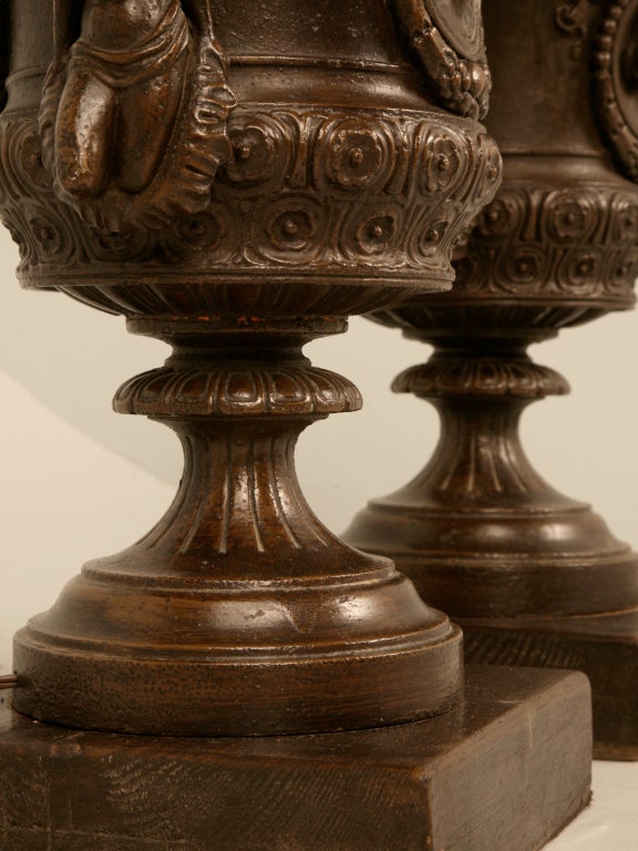 Par de Urnas de Doncellas Aladas de Hierro Italianas Encajadas como Lámparas de Mesa Muy Bien Hechas en venta 1