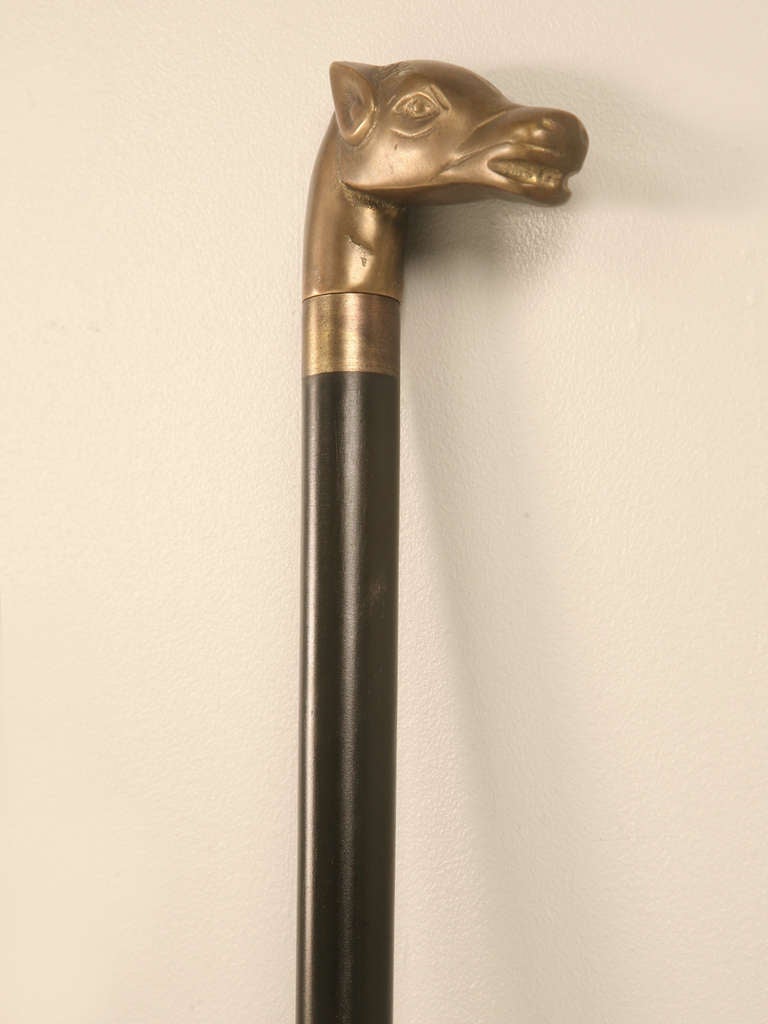 Stilvoller französischer Herrenstock oder Spazierstock mit klassischem Pferdekopfgriff. Sieht aus wie ein normaler Stock, aber der Pferdegriff lässt sich auf geniale Weise abschrauben, um einen geheimen Flachmann zu enthüllen. Für diejenigen unter