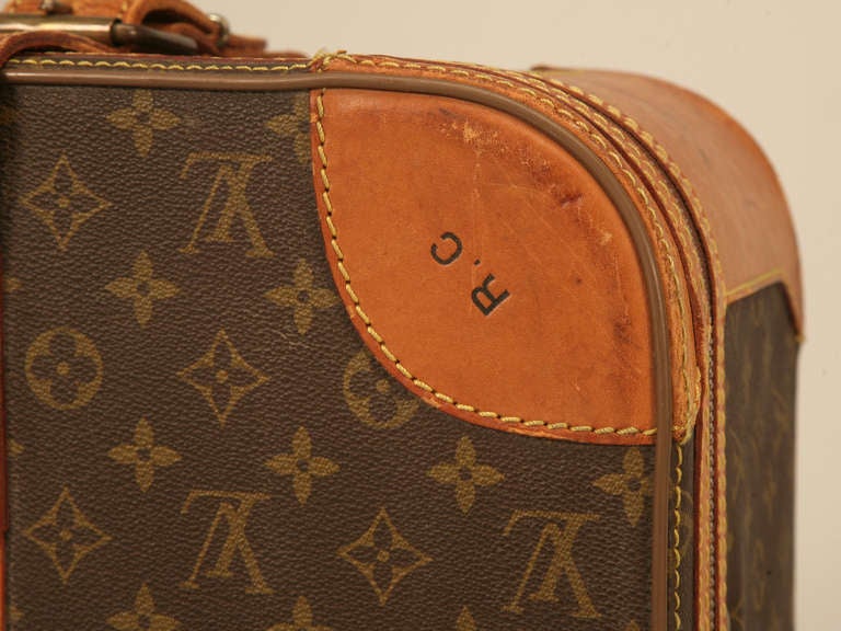 Authentic Vintage French Louis Vuitton Suitcase/End or Coffee Table In Good Condition In Chicago, IL