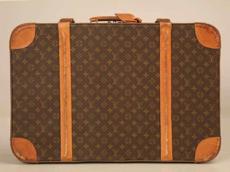 Authentic Vintage French Louis Vuitton Suitcase/End or Coffee Table In Good Condition In Chicago, IL