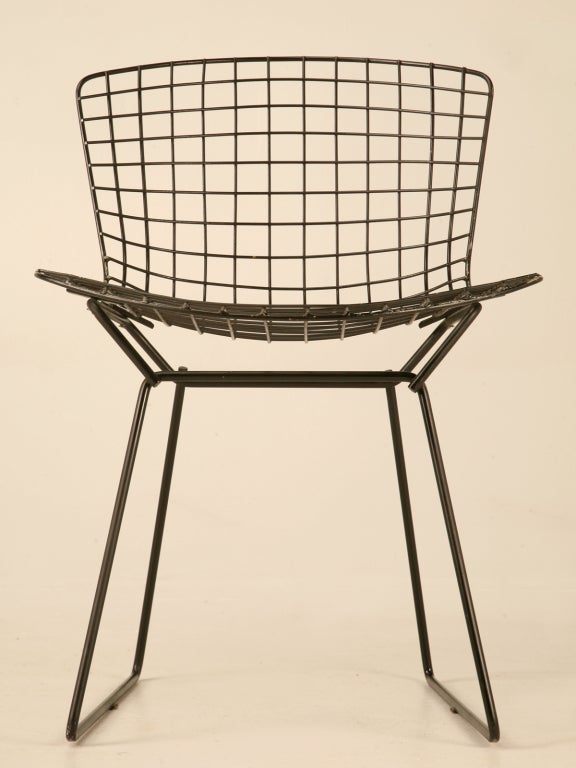 Dans le monde du design:: le nom d'Harry Bertoia est synonyme de sa ligne de chaises en fil de fer fabriquées pour Knoll dans les années 1950:: non seulement parce que ces chaises sont si célèbres:: mais aussi parce qu'il n'est pas officiellement