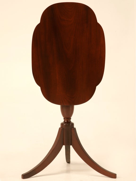 Beautiful Petite Antique English Mahogany Tilt-Top Table In Good Condition In Chicago, IL