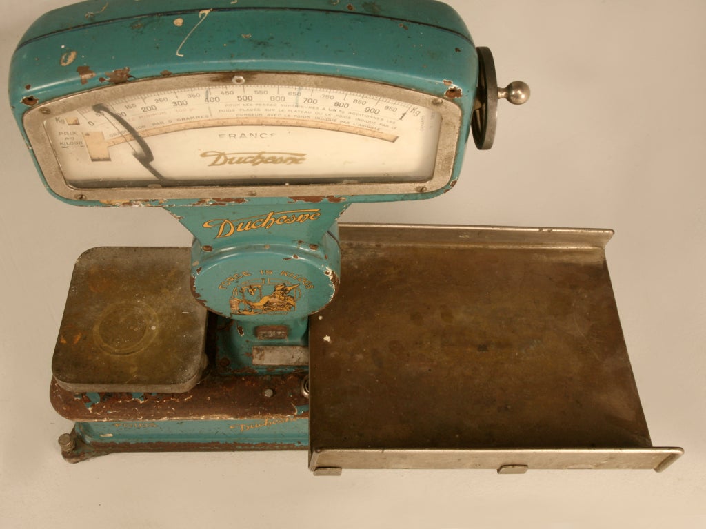Superior original vintage French mercantile (market) scale by Duchesne, this series D 18051, is in great condition especially for its age. The brilliant bluish aqua color offers an outstanding contrast to the gold lettering and decorations. Used for