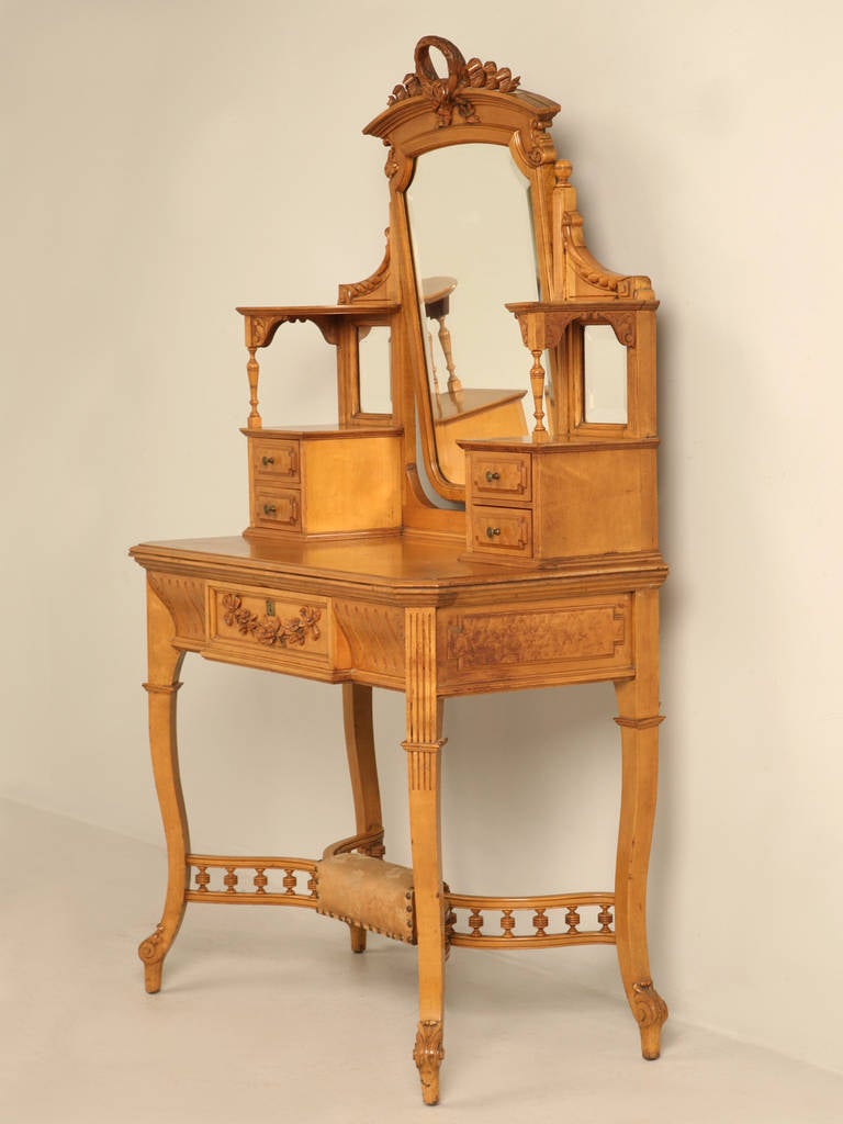 Circa 1900 American Victorian dressing table with adjustable mirror. Beautifully hand carved, and hand dovetailed drawers. Made from maple with birdseye maple accents. Finish appears to either be original, or just old, and it could use some