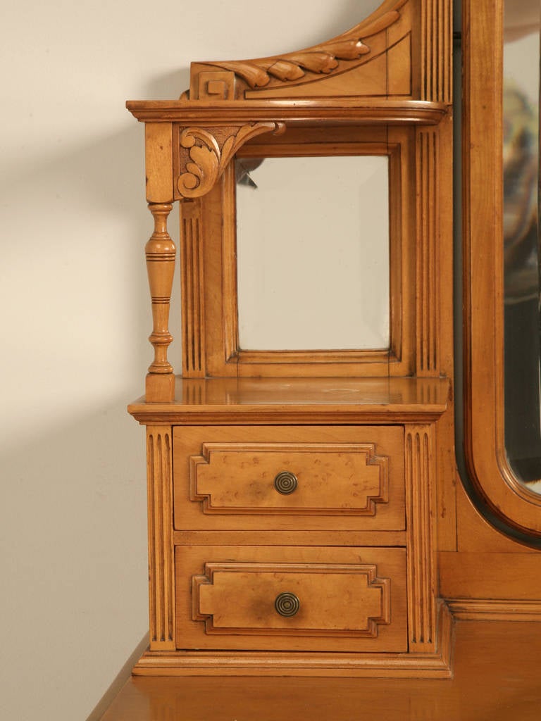 20th Century American Victorian Dressing Table with Mirror
