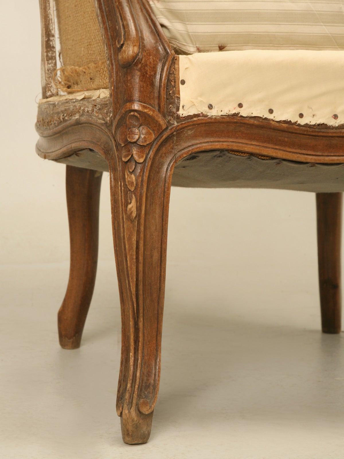 Tissu d'ameublement Chaise française ancienne de style Louis XV en noyer sculpté à la main, coussin en duvet, vers les années 1880 en vente