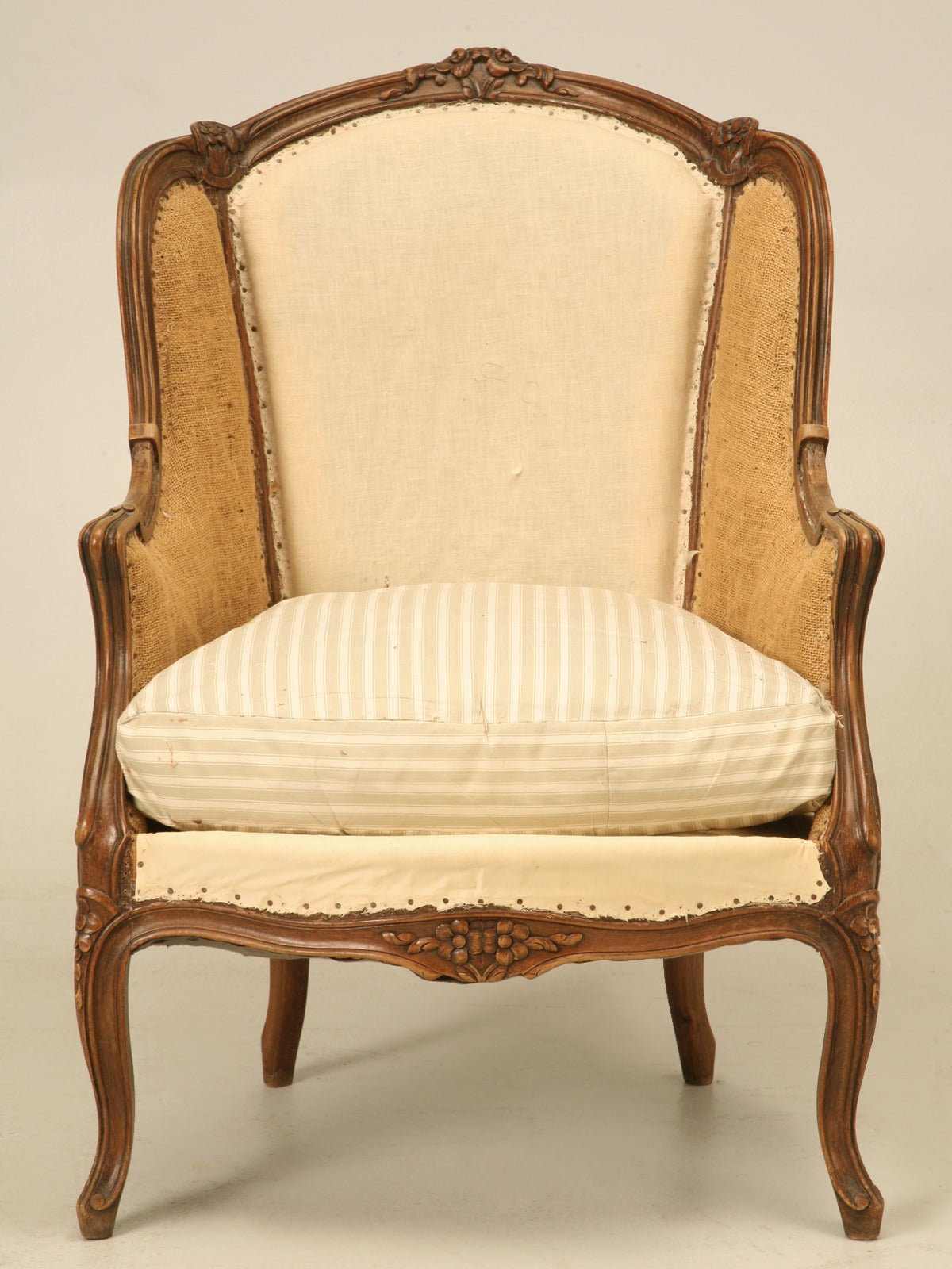 Antiker französischer handgeschnitzter Stuhl aus Nussbaumholz im Louis-XV-Stil, Daunenschliff, um 1880 (Polster) im Angebot