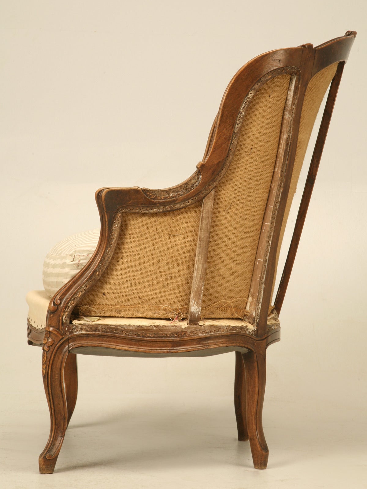 Antiker französischer handgeschnitzter Stuhl aus Nussbaumholz im Louis-XV-Stil, Daunenschliff, um 1880 im Angebot 1