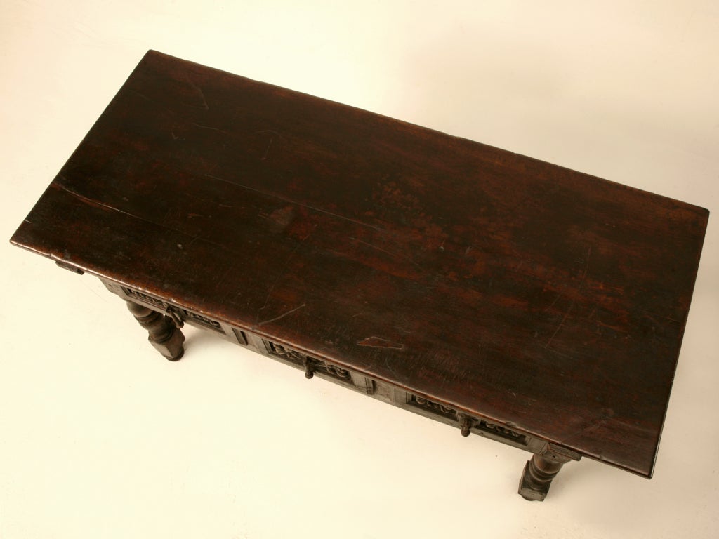 Ancienne table de bibliothèque, table de canapé ou console espagnole, probablement fabriquée à la fin des années 1600 ou au début des années 1700, avec trois tiroirs très profonds sculptés à la main, avec leurs tirettes d'origine en fonte faites à