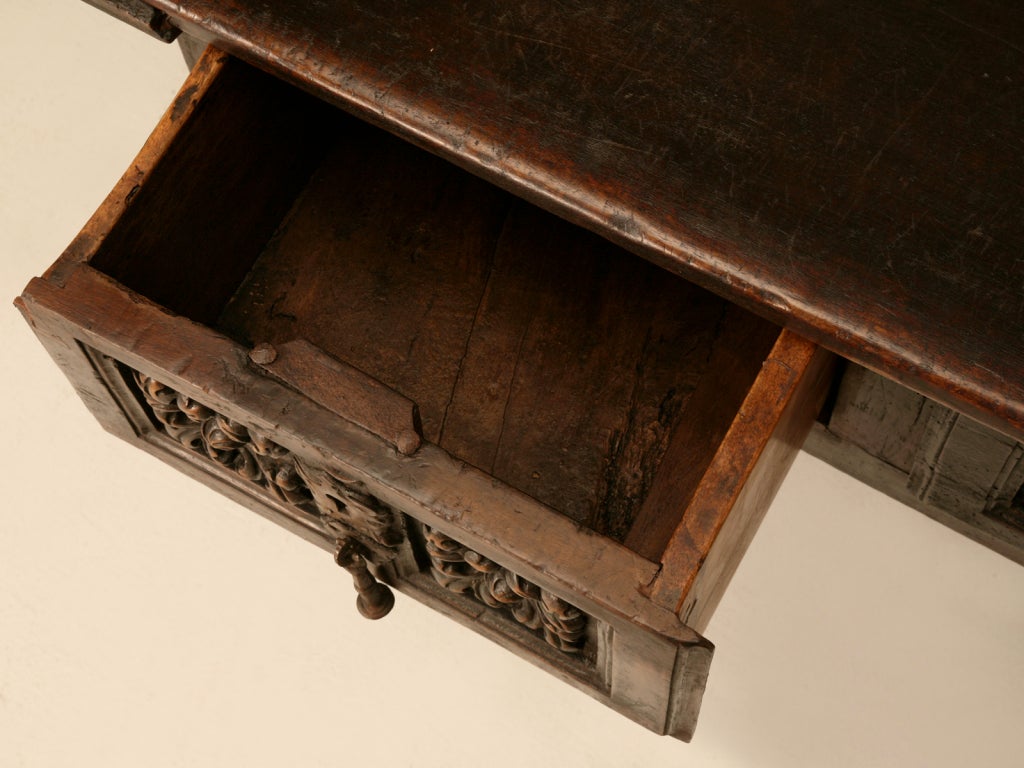 Espagnol Ancienne console ou table de canapé espagnole Trois tiroirs profonds circa 1700's Restaurée en vente