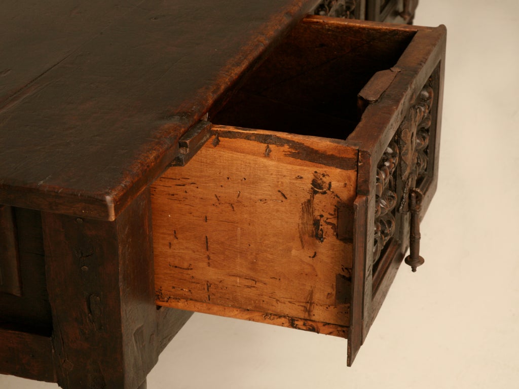 Sculpté à la main Ancienne console ou table de canapé espagnole Trois tiroirs profonds circa 1700's Restaurée en vente