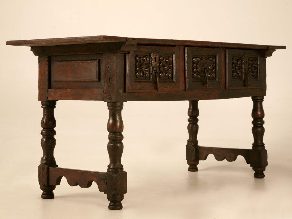 17ème siècle Ancienne console ou table de canapé espagnole Trois tiroirs profonds circa 1700's Restaurée en vente