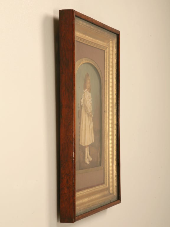 Con una mano inconfundible, el pintor ha captado cariñosamente el delicado espíritu de esta niña. Muy detallado y de gran habilidad, este pintor muestra muy bien sus habilidades. Enmarcado en su marco original con detalles dorados y conservando