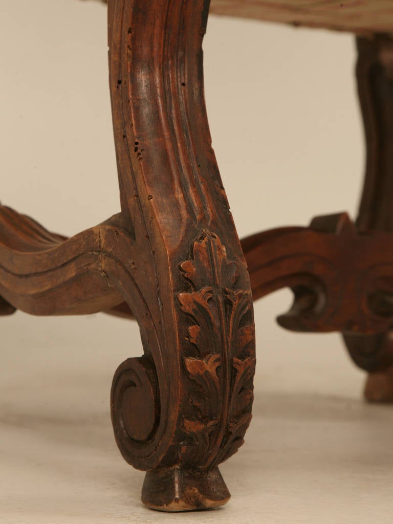 Noce Sedia da trono Os de Mouton in noce francese con braccioli a forma di cane, circa 1880 in vendita