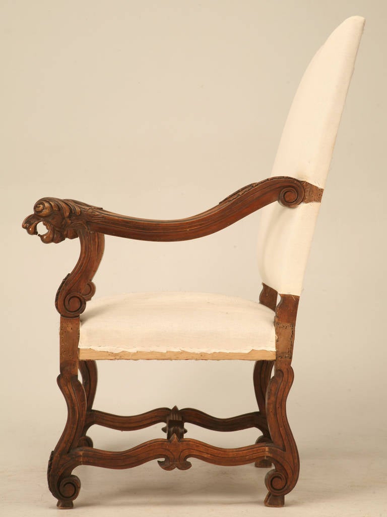 Sedia da trono Os de Mouton in noce francese con braccioli a forma di cane, circa 1880 in vendita 2