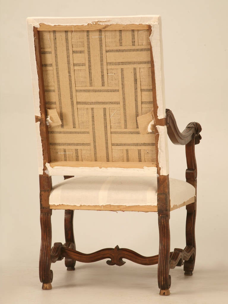 French, Walnut Os de Mouton Throne Chair with Dog Armrests, circa 1880 For Sale 4