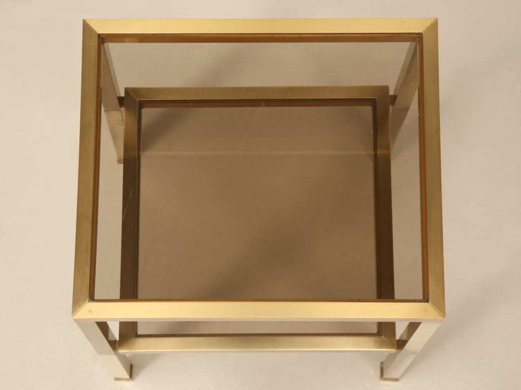 Mid-Century Modern Table moderne française à deux niveaux en laiton brossé et verre en vente