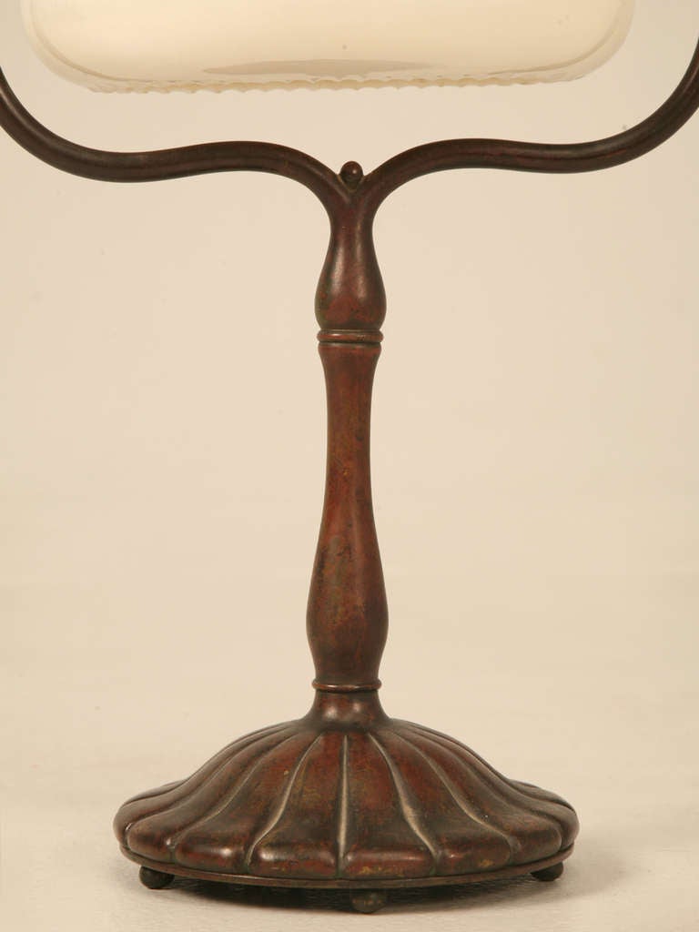 Original Antique “Tiffany Studios” Bronze & Art Glass Desk or Table Lamp In Good Condition In Chicago, IL