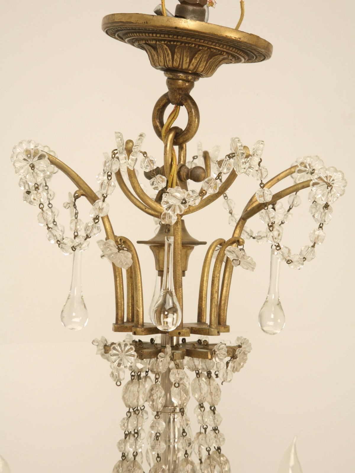 Fabriqué en France dans les années 1920-1930 à partir d'un lourd cadre à deux niveaux en bronze massif et en cristal français, il est magnifiquement exécuté. Nous avons nettoyé et recâblé le lustre en bronze et cristal français ancien et il est prêt