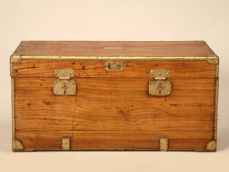 European style campaign trunk, in very nice condition, and would make for a wonderful coffee table. These trunks are also great at the end of a bed to hold blankets and extra bedding, or children’s toys.