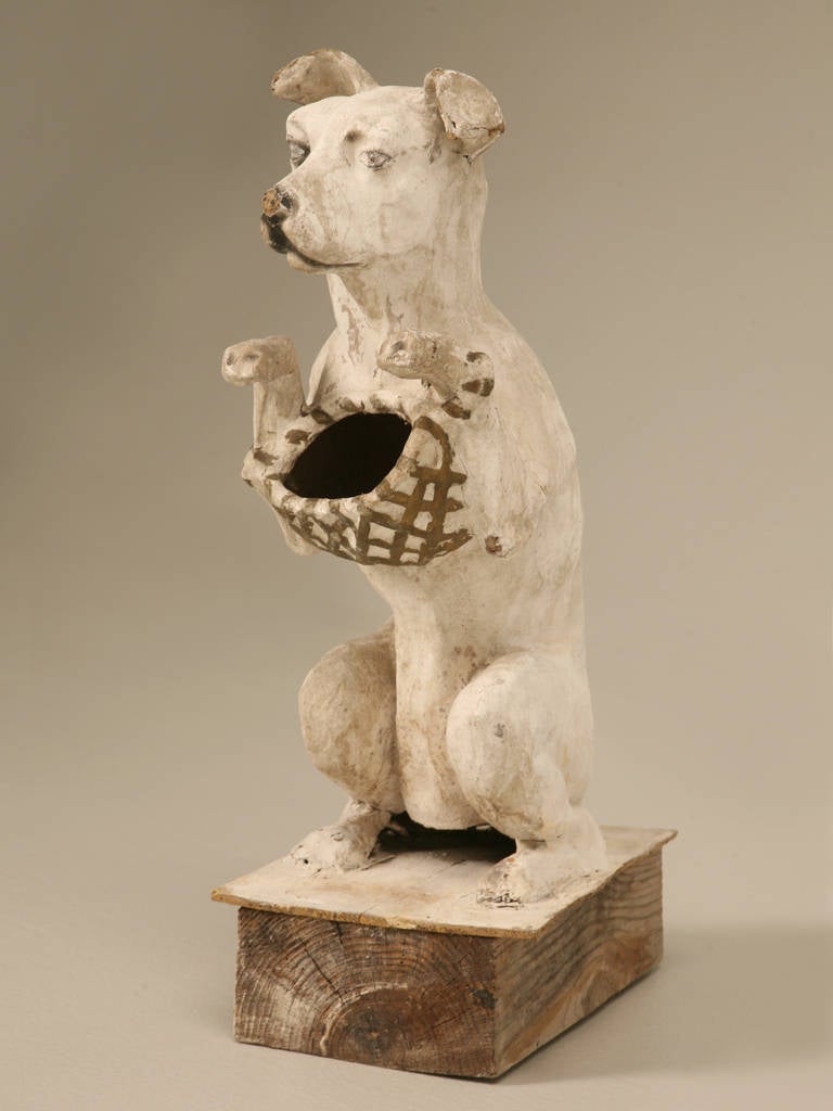 Chien en papier mâché français datant de 1900 qui:: selon nous:: a pu être utilisé comme bol à bonbons. Le chien est solidement fixé sur un bloc de bois pour plus de stabilité.
