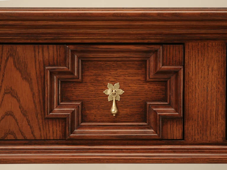 American Traditional English Style Console, Sofa Table Hand-Crafted in Oak Made to Order For Sale