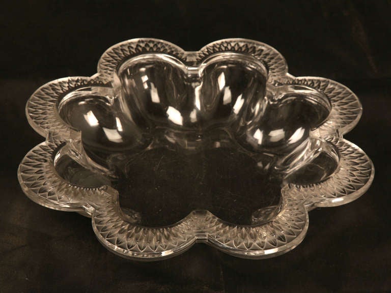 Cristallo Ciotola smerlata di cristallo francese d'epoca Lalique firmata in vendita