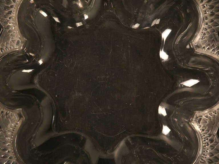 Ciotola smerlata di cristallo francese d'epoca Lalique firmata in vendita 3