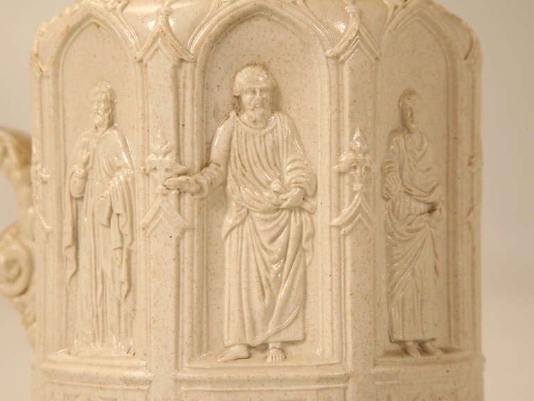 Pichet d'apothicaire anglais du Staffordshire avec 8 saints dans des arches gothiques, vers 1842  en vente 1
