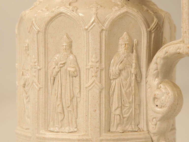 Pichet d'apothicaire anglais du Staffordshire avec 8 saints dans des arches gothiques, vers 1842  en vente 2
