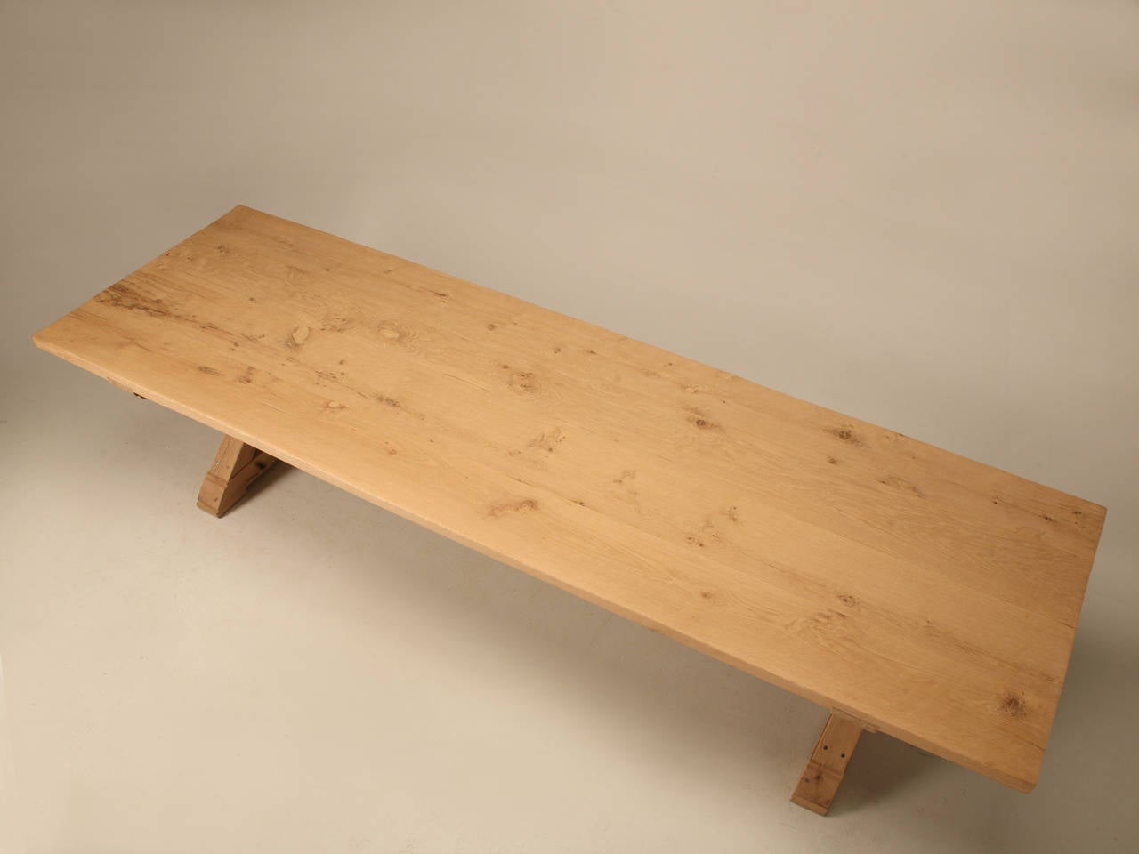 Il s'agit d'une copie authentique d'une table de ferme française des années 1700 que nous produisons dans notre atelier Old Plank ici à Chicago. Le bois utilisé pour le plateau est du chêne blanc récupéré, âgé en moyenne de 50 à 100 ans. Tout le