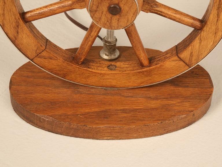 Original Vintage A. Brandt Ranch Oak Wagon Wheel Western-Cowboy Table Lamp In Good Condition For Sale In Chicago, IL