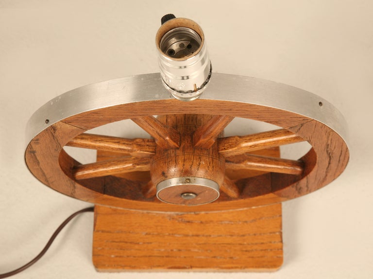 Américain Lampe de table vintage originale A. Brandt Ranch Oak Wagon Wheel Western-Cowboy en vente