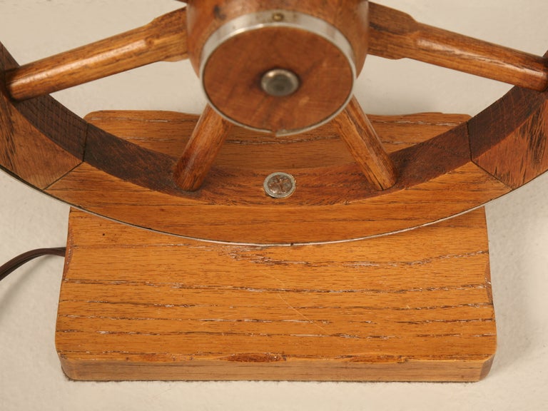 Lampe de table vintage originale A. Brandt Ranch Oak Wagon Wheel Western-Cowboy en vente 2