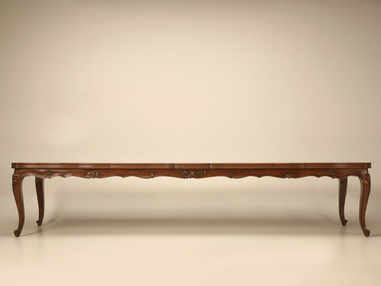  French Louis XV Walnut Dining Table In Excellent Condition In Chicago, IL