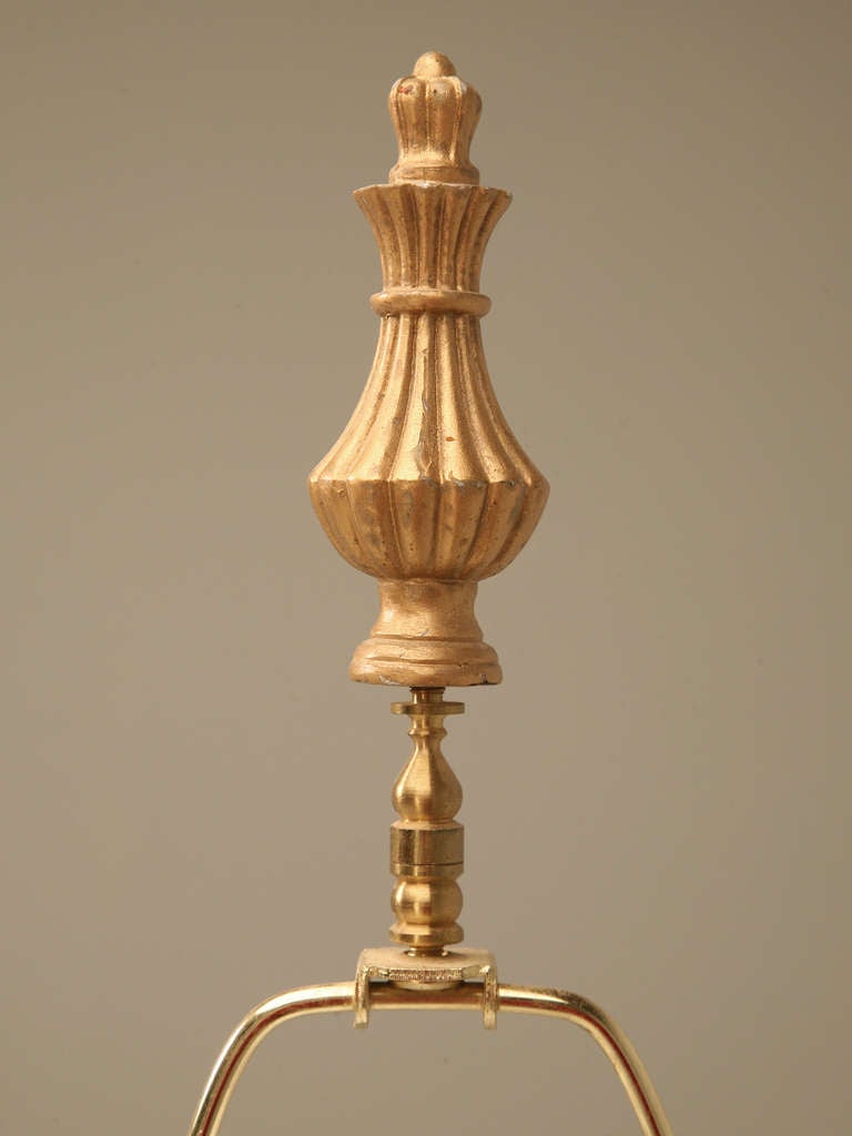 Ayant résidé dans la maison du propriétaire de notre magasin pendant de nombreuses années:: cette belle antiquité présente des sculptures complexes mises en valeur par la peinture et la dorure d'origine. Lorsque nous l'avons acheté pour la première