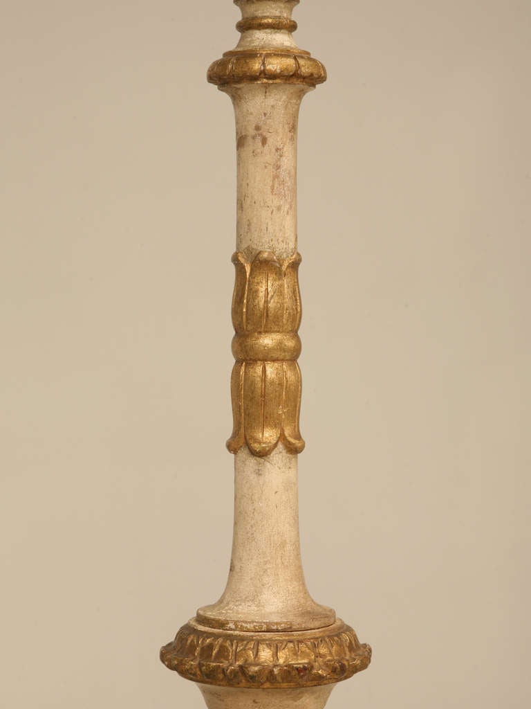 Italian Carved Painted and Gilded Candlestick Floor Lamp In Good Condition In Chicago, IL