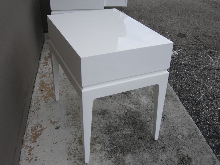 Pair of Vintage White Lacquer Bedside Tables- Nightstands In Excellent Condition In West Palm Beach, FL