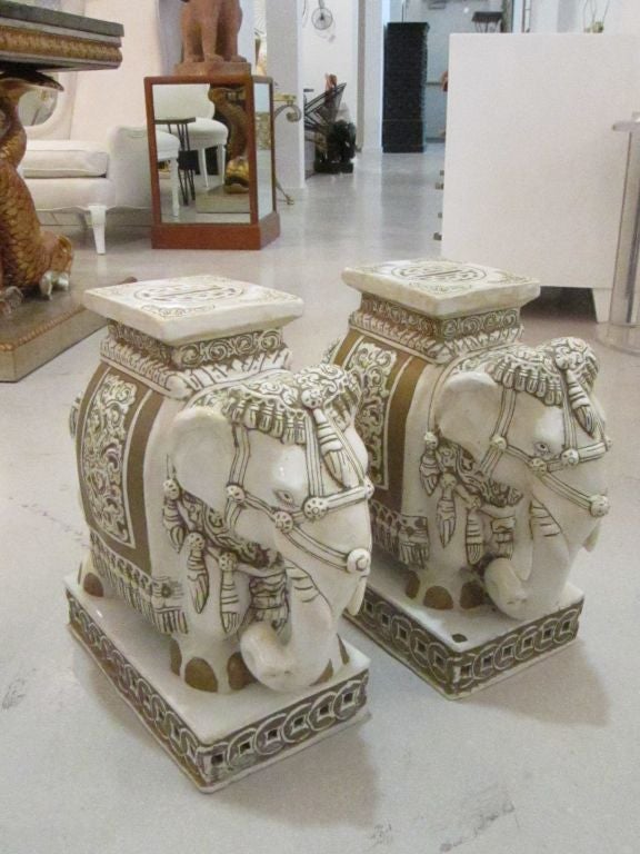 Paire de sièges de jardin éléphants en terre cuite émaillée très élaborés