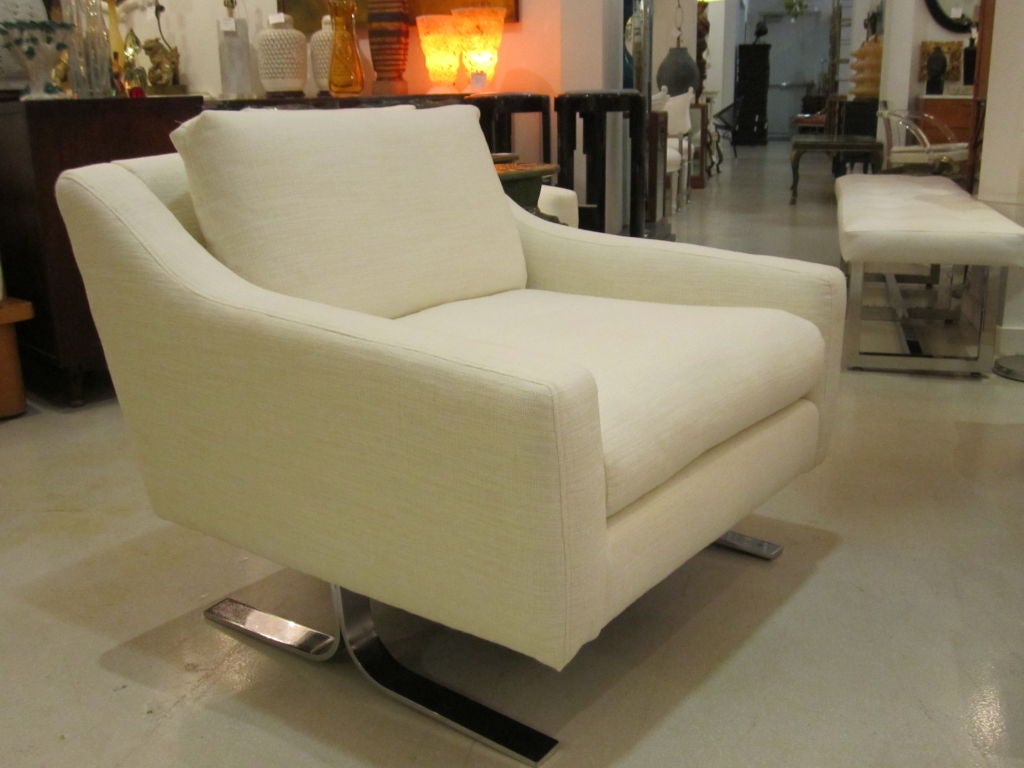 Pair of Mid Century Modern White Lounge Chairs at 1stdibs