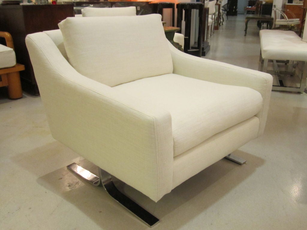 Pair of Mid Century Modern White Lounge Chairs at 1stdibs