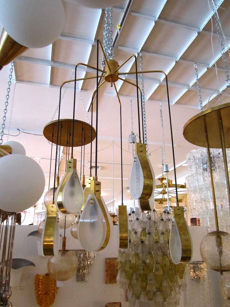 Brass and Frosted Glass Italian Teardrop Chandelier In Excellent Condition In West Palm Beach, FL