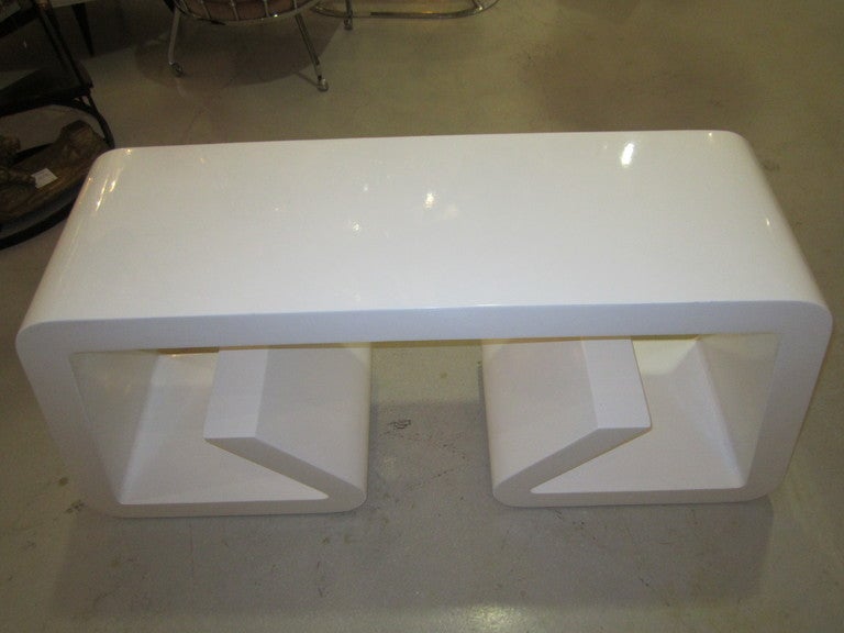 White Lacquer Geometric Console Table In Excellent Condition In West Palm Beach, FL