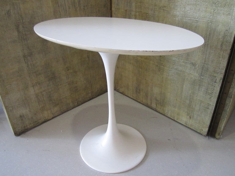 Mid-Century Modern Vintage Oval Saarinen Side Table