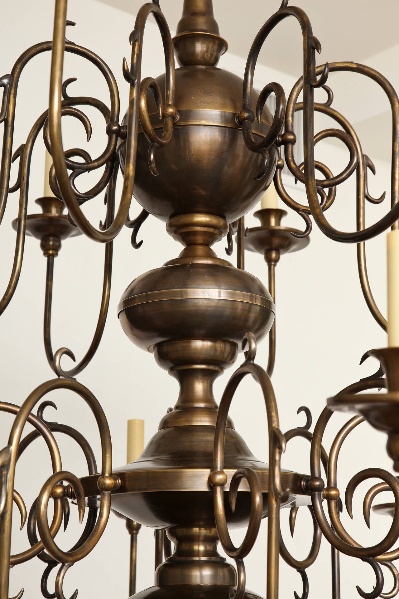 Lámpara Phillips de dos niveles y dieciséis luces de David Duncan en Excelente estado para la venta en New York, NY