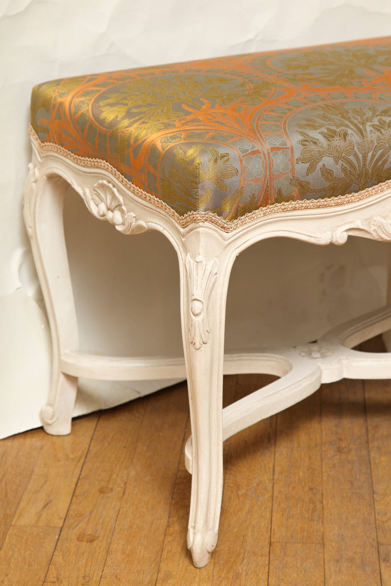 French Louis XV Style White Painted Bench In Excellent Condition In New York, NY